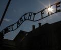 Das Tor zum früheren Konzentrationslager Auschwitz mit dem menschenverachtenden Schriftzug "Arbeit macht frei".	Bild: Jan Woitas/dpa