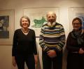 Sprache der Linien auf feinen Schnittmustern: (von links) Kuratorin Irene Fritz, Künstler Kurt Sennebogen und Renate Höning vom Atelier Kunst Inklusiv bei der Eröffnung der Ausstellung "Tierisches". 	Bild: Höllerer