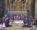 Stadtpfarrer Konrad Amschl (Vierter von links) zelebrierte das Requiem, Pfarrer Sven Grillmeier, Prälat Stanislaw Skowik, Pfarrer Stefan Langer, Dr. Andreas Cypris, Dr. Gregor Wojcik und Pater Joseph waren die Mitzelebranten. (von links).