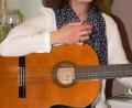 Kathrin Karban-Völkl begleitet ihre zahlreichen Entrümpelungstipps auch musikalisch.	Bild: mh