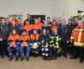 Im Oberlinder Feuerwehrhaus absolvieren 15 Nachwuchskräfte die Prüfung des Basismoduls II. Kreisbrandmeister Markus Kindl (Vierter von links) leitet den Lehrgang. 	Bild: dob