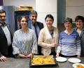 Zur Inbetriebnahme der Kücheneinrichtung dankte das Team den Gästen mit Pizzaschnitten. Unser Bild zeigt von links Rektor Thomas Schmidt, Carmen Nickl, Bürgermeister Edgar Knobloch, Küchenchefin Maria Roder, Inge Dietl und gfi-Koordinatorin Marina Weiß. 	Bild: do