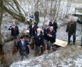 Im kalten Wasser der Waldnaab stehend stimmten die Bärnauer Sänger einen Trinkspruch an. Auf einem Steg über dem Wasser wurden Bratwürste gegrillt. 	Bild: exb