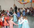 Mit Musik von der "Lustigen Andrea" (links), bunter Dekoration, Auftritten der Garde "Grün-Weiß" und vielen Spielen war für die jungen Maschkerer beim Kinderfasching viel geboten.	Bild: weu