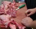 Im Praxiskurs Lammfleisch lernen die Teilnehmer unter anderem, wie sie das Tier fachgerecht zerlegen und die Knochen leicht auslösen können.