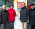 Über 400 Unterschriften gegen Strabs wurden beim Info-Stand der Freien Wähler gesammelt. Vorsitzender Hans Schmid (von rechts), Direktkandidat Florian Wiedemann, Klaus Pühl und Gemeinderat Franz Schmidt.	Bild: br