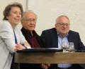 Johannes Bauer (rechts) vom Forum Falkenberg bedankt sich am Ende herzlich bei Dorothea Woiczechowski und Alexander Fried für den eindrucksvollen Vortrag.