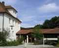 Vor einer neuen Zukunft als Künstlerhaus könnte das alte Badehaus in Maiersreuth stehen. Mitglieder des Zweckverbands Sibyllenbad sowie der Gemeinderat Neualbenreuth ließen sich kürzlich von den Initiatorinnen das Konzept erläutern. 	Archivbild: exb