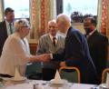 Dem Ehepaar Maria und Herbert Schlosser (Mitte) gratulieren zur diamantenen Hochzeit Bürgermeister Alwin Märkl (links), Pfarrer Hans Hammer (vorn rechts) und Pfarrer Moses Gudapati (rechts). 	Bild: gef