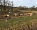 Sauwohl fühlen sich Woll- und Sattelschweine am Mitterhof bei Waldsassen (Kreis Tirschenreuth). Eine doppelte elektrische Umzäunung (Vordergrund) hält Wildschweine auf Abstand. Zudem ermahnen Warnschilder die Besucher, das Füttern zu unterlassen.	Bilder: cf (2)
