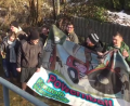 Wenn die Jungbauern schon frieren mussten, dann wenigstens für den guten, aber auch den eigenen Zweck. Daher stellten sie sich auch mit einem Banner in den Flötzbach, um auf ihren "Powernball" am 14. April in der Kemnather Mehrzweckhalle aufmerksam zu machen.	Bild: mde
