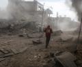 Bild: dpa
Ein Mitarbeiter der Organisation Syrischer Roter Halbmond geht durch ein Viertel der Stadt im syrischen Rebellengebiet Ost-Ghuta nahe Damaskus, das von Angriffen der syrischen Luftwaffe getroffen wurde. Foto: Samer Bouidani/dpa