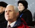 Bei der Eröffnungsfeier der Olympischen Spiele in Südkorea saß US-Vizepräsident Mike Pence (Mitte) direkt vor Kim Yong Nam (links), dem zeremoniellen Staatsoberhaupt von Nordkorea, und Kim Yo Jong (rechts), der Schwester des nordkoreanischen Machthabers Kim Jong Un. Der Amerikaner ignorierte die Delegation des Diktators offensichtlich.

 	Bild: YNA/dpa