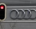 Eine Ampel steht vor der Firmenzentrale von Audi in Ingolstadt auf Rot. 	Archivbild: Armin Weigel/dpa