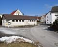 In Söllitz werden die überdimensionierten Asphaltflächen in der Ortsmitte zurückgebaut. Attraktivere Beläge und mehr Grün sollen den Bereich aufwerten. 	Bild: bnr