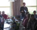 "Ein Hochbeet zu bauen, ist gar nicht schwer", meinte Kreisfachberater Harald Schlöger (stehend) beim Bauernverbands-Brunch.	 Bild: jzk