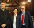 Mit Optimismus gehen (von links) Stephan Wanninger, 2. Vorsitzender des Stadtmarketing-Vereins Weiden, Geschäftsführerin Andrea Schild-Janker und Oberbürgermeister Kurt Seggewiß in das neue Jahr. 	Bild: sbü