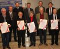 Die Bürgermedaille ging an (vorne von links) Erhard Obendorfer, Josef Böhm, Brigitte Bauer-Schimmer, Johann Schmidl und Emil Mattausch. 	Bild: ral