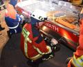 Mit wenigen Handgriffen wird aus dem Rettungsboot, an welchem eigentlich Vollgummireifen montiert sind, die Spurkranzräder angebracht, um das Boot auf der Schiene rollen zu könnnen.