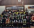 Beim Gerätehaus Oberlind legen 33 Leute die MTA-Prüfung ab, die Kreisbrandmeister Markus Kindl (sitzend, Zweiter von links) organisiert.	Bild: dob
