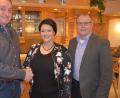 "Kopf hoch"-Kassiererin Franziska Walenta übernimmt bis zu den Neuwahlen auch kommissarisch das Schriftführer-Amt. Darüber freuen sich Vorsitzender Edgar Wenisch (links) und Bürgermeister Max Bindl.		Bild: jr