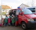 Alle einsteigen! Das lassen sich die Kinder nicht zweimal sagen, immerhin geht es mit dem Feuerwehr-Auto in den Kindergarten und in die Schule.	Bild: Josef Zaglmann