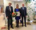 Aufsichtsratsvorsitzender Landrat Wolfgang Lippert (links) und Geschäftsführer Bernd Büsching gratulieren Luisa Schedl zu ihrer guten Abschlussprüfung. 	Bild: exb