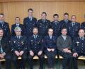 Ernst Kraus (vorne, Zweiter von rechts) ist seit 50 Jahren bei der Feuerwehr. Albert Burger und Martin Frischholz (vorne, Zweiter und Dritter von links) unterstützen seit 40 Jahren die Rettungskräfte. 	Bild: dob