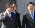 Der Leiter des südkoreanischen Geheimdienstes Suh Hoon (links), und der Nationale Sicherheitsberater Chung Eui-yong (rechts), gehen zu ihrem Flug nach Nordkorea.	Bild: Jung Yeon-je/AFP