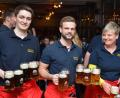 Die Helfer der Stützpunktwehr schenken am Samstag den süffigen Fastentrunk beim 38. Starkbierfest in die Krüge.
