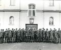 Im Jahr 1979 (Bild oben) verschwendete niemand einen Gedanken daran, die Amberger Militärgeschichte könnte einmal zu Ende sein. Am 14. Oktober 1994 (Bild unten) gab es mit dem letzten Gruppenbild vor dem Stabsgebäude der Panzerkompanie 12 "Oberpfalz" einen Vorgeschmack darauf. Bild: Heider/Steinbacher