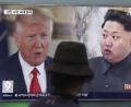 Ein Mann blickt in einer Bahnstation in Seoul auf einen Bildschirm, auf dem Bilder von US-Präsident Donald Trump und Nordkoreas Staatschef Kim Jong Un gezeigt werden. 	Bild: Ahn Young-Joon/dpa