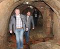 Die Mitglieder des Bauausschusses - hier (von links) Herbert Wartha, Harald Klatzka und Bürgermeister Martin Birner - erkundeten den sanierten Bräukeller in Seebarn.	Bild: Mardanow