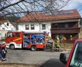 Rasch hatten die Feuerwehrleute den Brand im Keller des Mehrfamilienhauses im Punreuther Ortskern unter Kontrolle.	Bild: mde