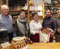 Josef Brunner sen., Dr. Lili Wild, Apollonia Brunner, Hubert Piehler, Josef Brunner jun. und Katrin Schindler (von links) werben für den Oberpfälzer Bauernmarkt am Wochenende in Schwarzenfeld.	Bild: Hirsch