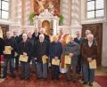 Viele Sodalen aus Pfreimd, Saltendorf, Neunaigen und Rottendorf stellen sich seit Jahrzehnten in der MMC unter den Schutz der Gottesmutter. Ihnen gratulierten die Präfekte Alois Kleierl (links), Anton Richthammer (Dritter von rechts), Johann Leipold (Zweiter von rechts), Präses Pater Georg und Monsignore Thomas Schmid. 	Bild: bnr