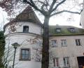 Sie sind wie siamesische Zwillinge: Der Flurerturm und das angrenzende Milchladl. Beide könnten zu einem Hotel verschmelzen. 	Bild: Schönberger