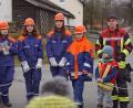 Die vor zwei Jahren gegründeten Feuerdrachen sind mit Vorreiter für Kinderfeuerwehren. Das hat im Vorjahr die Sparda-Bank mit dem dritten Platz beim Ostbayernpreis für Jugendfeuerwehren honoriert. Erstmals wechselten nun mit Anna-Maria König, Ronja und Annalena Schroller sowie Leon Busch (Vierte bis Fünfter von links) Kinder in eine Jugendfeuerwehr. Mit im Bild ist der Immenreuther Jugendbetreuer Daniel Müller.	 Bild: bkr