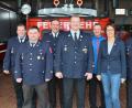 Kommandant Markus Schwarz (Mitte) und Stellvertreter Hans-Peter Müller (Zweiter von links) stehen für weitere sechs Jahre an der Spitze der Aktiven der Waidhauser Feuerwehr. 	Bild: fjo
