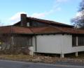 Beschlossen ist noch gar nichts. Bisher gibt es lediglich eine Absichtserklärung des Bezirks Oberpfalz. Er würde das Badehaus plus früheres Schulhaus (links) an die Gemeinde Neualbenreuth abgeben. 	Bild: pz