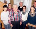 Georg Herath (Dritter von links) feierte seinen Geburtstag mit (von links) Betreuerin Dorotha, Robert Mayer, Harald und Gisela Herath, Sigrid Mayer, Roland Herath sowie Vertretern von der Gemeinde und der Vereine.	Bild: hai