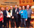Daumen hoch, hieß es bei den Freien Wähler bei der Übergabe der Unterschriftenlisten gegen die Strabs: (von links), Maria Lampl, Hans Stock, Abgeordneter Thorsten Glauber, Vorsitzender Hans Schmid, Florian Wiedemann, Franz Schmidt, Tanja Scherm und Gerhard Kreutzer. 	Bild: br