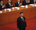 Der chinesische Präsident Xi Jinping (Mitte) nimmt Applaus entgegen nach seiner Rede bei der Schlusssitzung des Volkskongresses in der großen Halle des Volkes. Jinping darf künftig unbegrenzt regieren.	Bild: Andy Wong/AP/dpa