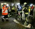 Die Nebelmaschine tut, was von ihr erwartet wird: Sie schafft schlechte Sichtverhältnisse, während die Atemschutzträger eine vermisste Person suchen und sie aus dem Haus bringen.	Bild: ds