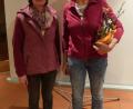 Silvia Rebel (rechts) hat ihren Trainerschein C gemacht und dafür bedankte sich Marga Beierl-Schieder mit einem Frühlingsgruß.