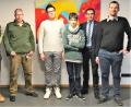 Klassenleiter Christian Pausch (von rechts) und Rektor Thomas Schmidt sind stolz auf ihre Schüler. Das Bild zeigt von links: Keyon Fink, Polizeioberkommissar Martin Behrendt, Thomas Müller, Kevin Bleim.	Bild: rgr
