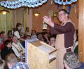 Bruder Barnabas alias Franz Grabinger hatte der Unterauerbacher Starkbiergemeinde bei seiner Fastenpredigt einiges zu sagen. 	Bild: ga