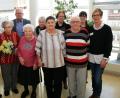 Neue und ausgeschiedene Mitglieder des Heimbeirates stellten sich nach der konstituierenden Sitzung zum Gruppenbild: Von links Ludwig Günthner, Andreas Neugirg, Hanna Schrader, Rainer Bleistein, Laura Ernstberger, Helga Robl, Helga Hamann, stellvertretende Pflegedienstleiterin Edith Urbanczyk, Karl Ruff, Christine Riedl (soziale Betreuung) und Brigitte Engelmann (Vertreterin der Verwaltung). 	Bild: wro