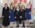 Mit Pfarrerin Dr. Stefanie Schön (links) und Diakon Fritz Lieb (rechts) feierten (von links nach rechts) Alina Hinrichsmeyer, Eva Münsterer, Aaliyah Maywald, Constantin Bock, Michelle Konradt und Anna Drechsler am Palmsonntag ihre Konfirmation. Als eindrucksvolle Erinnerung, Gott und ihren Glauben immer bei sich zu behalten, wurden ihnen rote Luftballons mit Halteschnur überreicht. 	Bild: heb