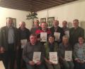 Die UWG Moosbach ehrt in der Jahreshauptversammlung treue Mitglieder. Dazu gratulieren Vorsitzender Hans Schnupfhagn (stehend, Dritter von links), Kreis- und Gemeinderat Albert Gollwitzer (links) sowie FW-Kreischefin Gabriela Bäumler (vorne, rechts).	Bild: gi